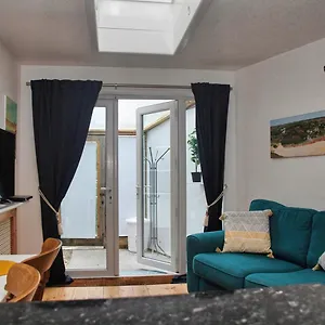Light And Airy With Parking Nearby Apartment