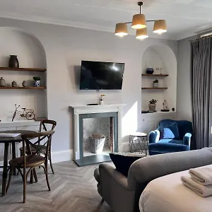 The @ 13 Rivers Street Apartment